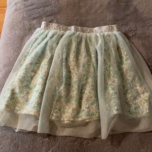 Girls cute HM 2-4Y floral skit with tutu overlay.